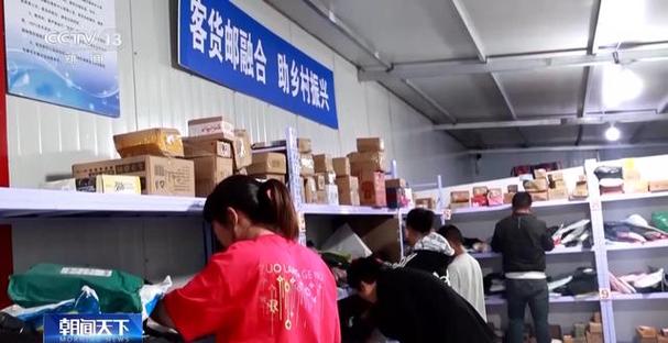 拉人拉貨還拉快遞 農(nóng)村的公交車有點(diǎn)忙&rarr;